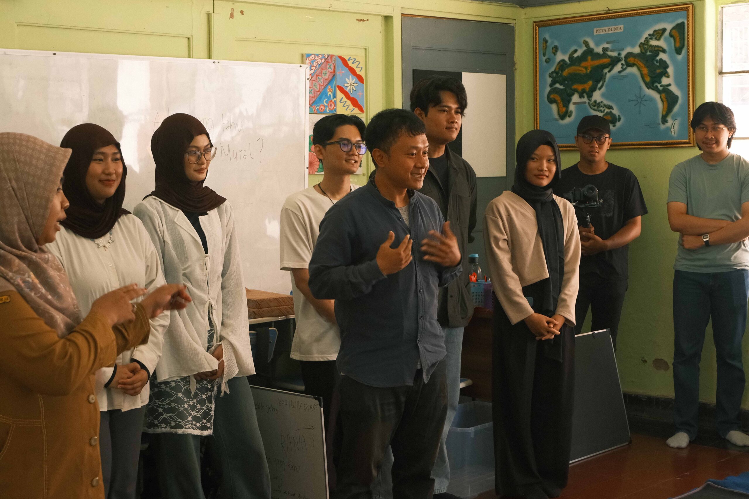 PEMBUATAN KARYA SENI DAN FILM DOKUMENTER DENGAN PENDEKATAN PARTISIPATORI BERSAMA SISWA SLBN CICENDO BANDUNG